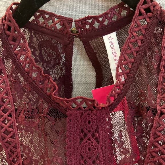NWT Xhilaration Women's Burgundy Embroidered Lace Overlay Sleeveless Top M - Picture 3 of 9